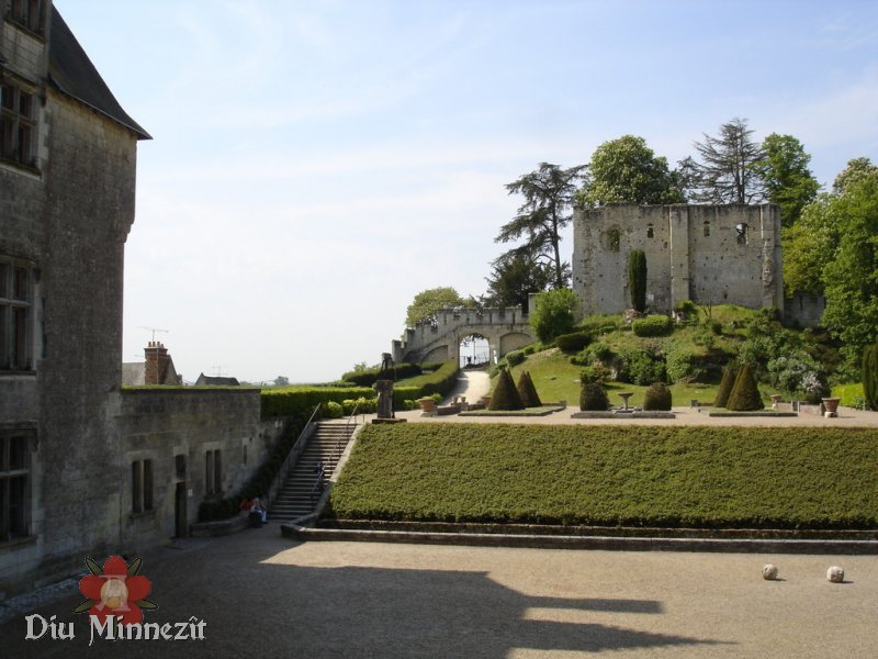 Blick auf die Rckwrtiger Ruine der alten Kirche von Schloss Langeais