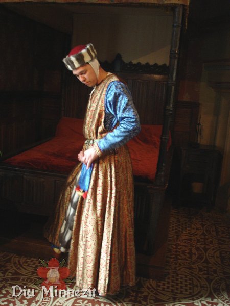 Hochmittelalterlicher Adliger mit Cotta und Surcot aus Damast und Hut mit Fehpelzverbrmung