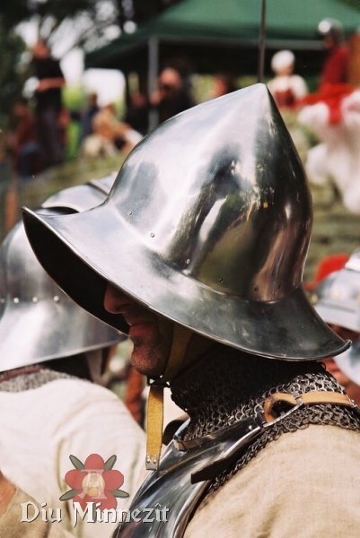 Tief gezogener Eisenhut bei einem sptmittelalterlichen Soldaten vor Soest