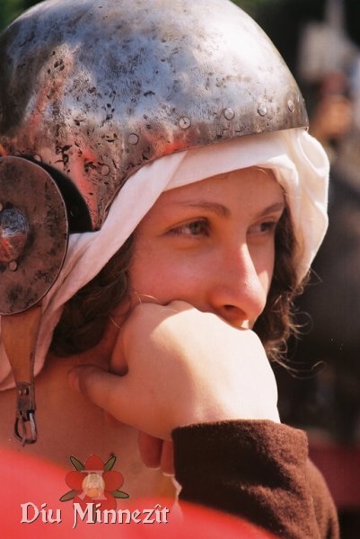 Ihre Stadt verteidigende sptmittelalterliche Dame in Sost, die mittels Bchse die Angreifer unter Feuer nahm, in einer Gefechtspause