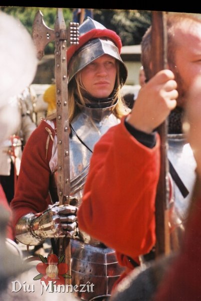 Bereit und wartend: Sptmittelalterlicher Soldat im Harnisch, Vorschnallbrust, Helm und Handschuhe vor Soest