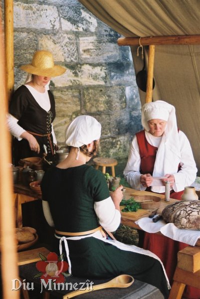 Damen in sptmittelalterlicher Tracht bei der Arbeit in der Kche des Lagers