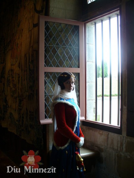 Franzsische Adlige in Hllenfenstersurcot mit fehpelzverbrmung und Flitter vor einem Fenster in Langeais