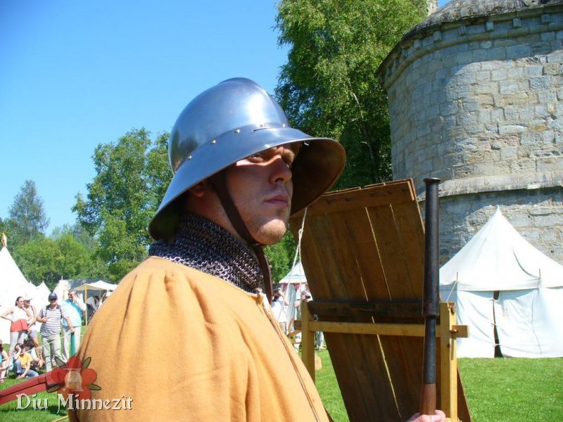 Soldat des spten 15ten Jahrhunderts mit Eisenhut mit Sehschlitzen und Ringpanzerkragen