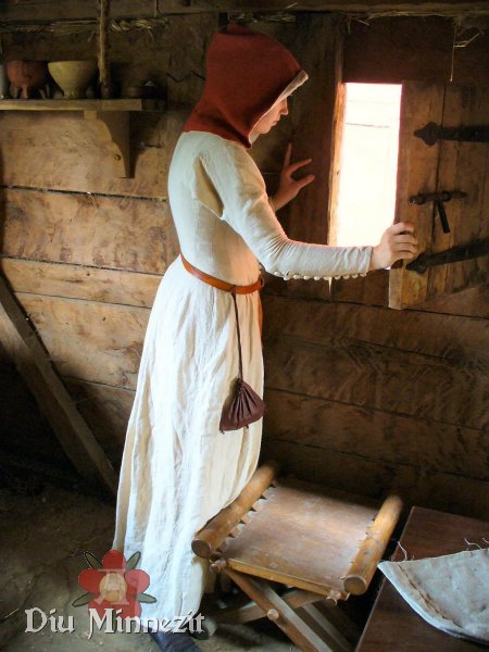 Frau in einfacher Cotehardie aus ungefrbtem Hanfleinen nach Vorlage aus Herjolfness und flmisch-franzsischer Haube
