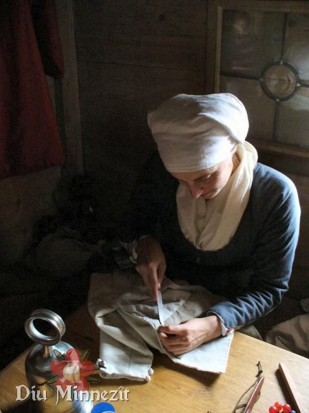 Sptmittelalterliche Schneiderin bei der Arbeit