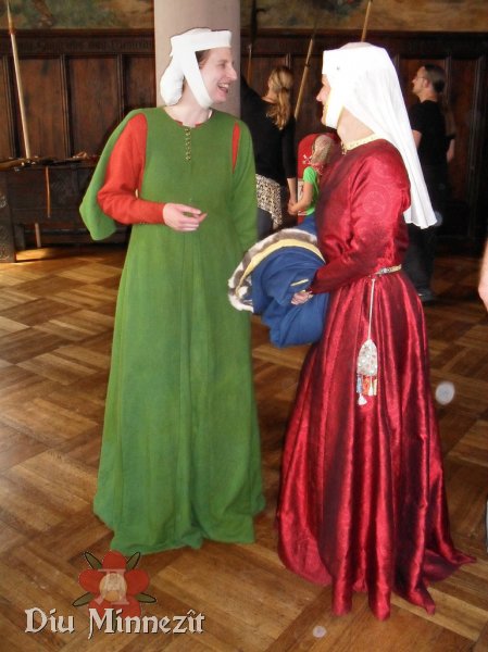 Hochmittelalterliche Damen im Gesprch