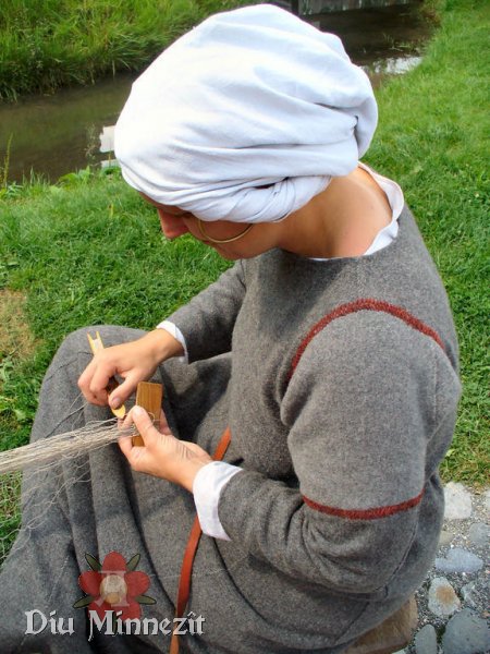 Knpfen eines Fischernetzes durch eine Dame aus dem slawischen Raum