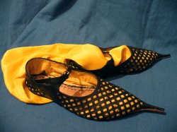 Seitenansicht der Schuhe mit resedagefrbtem Seidenfutter