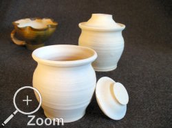 Kleine Keramikgefe aus Paris, Tasse im Hintergrund zum Grenvergleich