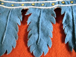 Detail der geschnittenen Zaddeln in Blattform, mit Zierstickerei aus pflanzengefrbtem Wollgarn